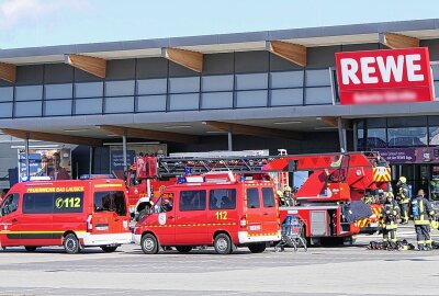 Feuerwehreinsatz: Brand in einem Bad Lausicker Supermarkt - Brand in einer Müllpresse. Foto: Sören Müller