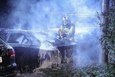 Feuerwehreinsatz: Drei geparkte PKW brennen lichterloh - Der Otto-Dix-Ring war während des Einsatzes gesperrt. Foto: Roland Halkasch