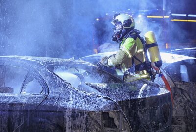 Feuerwehreinsatz: Drei geparkte PKW brennen lichterloh - Der Otto-Dix-Ring war während des Einsatzes gesperrt. Foto: Roland Halkasch