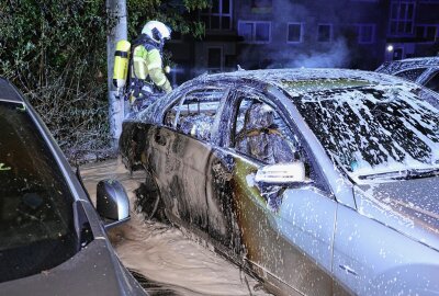 Feuerwehreinsatz: Drei geparkte PKW brennen lichterloh - Der Otto-Dix-Ring war während des Einsatzes gesperrt. Foto: Roland Halkasch