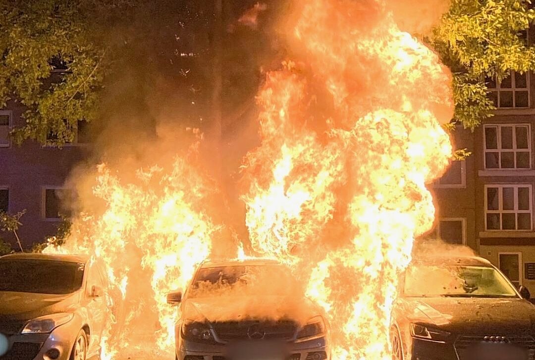 Feuerwehreinsatz: Drei geparkte PKW brennen lichterloh - Der Otto-Dix-Ring war während des Einsatzes gesperrt. Foto: Roland Halkasch