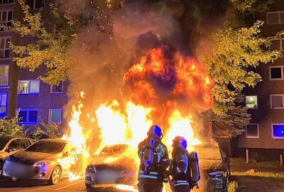 Feuerwehreinsatz: Drei geparkte PKW brennen lichterloh - Der Otto-Dix-Ring war während des Einsatzes gesperrt. Foto: Roland Halkasch