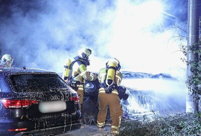 Feuerwehreinsatz: Drei geparkte PKW brennen lichterloh - Der Otto-Dix-Ring war während des Einsatzes gesperrt. Foto: Roland Halkasch