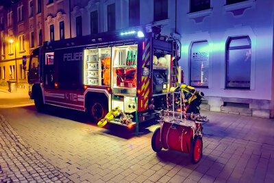 Feuerwehreinsatz in Aue: Rauch aus Wohnung sorgt für Aufregung - Wohnungsbrand entpuppt sich als Fehlalarm.