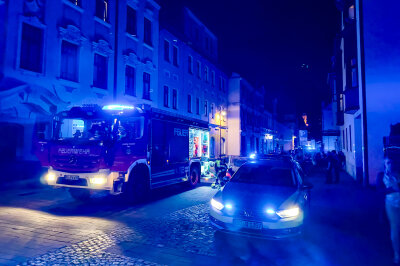 Feuerwehreinsatz in Aue: Rauch aus Wohnung sorgt für Aufregung - Wohnungsbrand entpuppt sich als Fehlalarm.