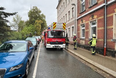 Feuerwehreinsatz in Aue: Rauchentwicklung in Mehrfamilienhaus - Blaulichtkräfte der Feuerwehr brachten den Topf ins Freie. Foto: Niko Mutschmann