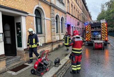 Feuerwehreinsatz in Aue: Rauchentwicklung in Mehrfamilienhaus - Blaulichtkräfte der Feuerwehr brachten den Topf ins Freie. Foto: Niko Mutschmann