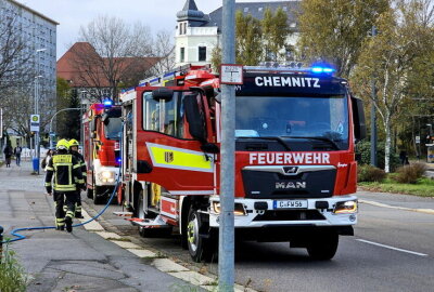 Feuerwehreinsatz in Chemnitz: Altkleidercontainer brennt - Am Samstagnachmittag kam es zu einem Feuerwehreinsatz in Chemnitz