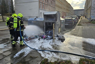 Feuerwehreinsatz in Chemnitz: Altkleidercontainer brennt - Ein Altkleidercontainer in der Bernsdorfer Straße brennt.