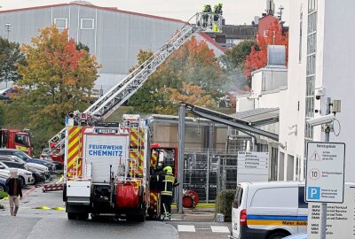 Feuerwehreinsatz in Chemnitz: Autohaus brennt nach technischem Defekt - Der Werkstattbereich des Autohauses hat gebrannt. Foto: Jan Haertel/ ChemPic