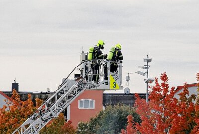 Feuerwehreinsatz in Chemnitz: Autohaus brennt nach technischem Defekt - Nach einem technischen Defekt hat es im Autohaus gebrannt. Foto: Jan Haertel/ ChemPic