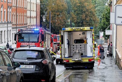 Feuerwehreinsatz in Chemnitz: Schnelles Handeln rettet Leben - Am Dienstagvormittag wurde die Feuerwehr zu einem Einsatz in der Kreherstraße 5 gerufen. Foto: Harry Härtell