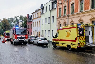 Feuerwehreinsatz in Chemnitz: Schnelles Handeln rettet Leben - Durch das schnelle Eintreffen der Feuerwehr konnte die Wohnungsinhaberin gerettet werden. Foto: Harry Härtel