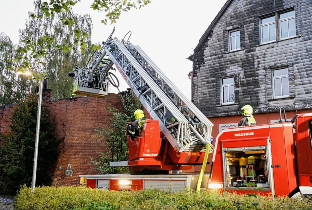 Feuerwehreinsatz in Chemnitz: Werkstattbrand in Mehrfamilienhaus-Anbau - Das Wohnhaus wurde evakuiert. Foto: Harry Härtel