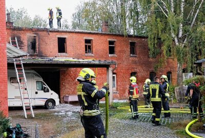 Feuerwehreinsatz in Chemnitz: Werkstattbrand in Mehrfamilienhaus-Anbau - Das Wohnhaus wurde evakuiert. Foto: Harry Härtel