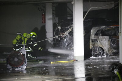 Feuerwehreinsatz in Chemnitz: Zwei Brände in unmittelbarer Nähe - Die vollständige Elektronik der Tiefgarage ist betroffen. Foto: Harry Härtel