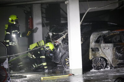 Feuerwehreinsatz in Chemnitz: Zwei Brände in unmittelbarer Nähe - Ein Brand in einer Wohngegend konnte schnell eingedämmt werden. Ein weiterer in einer Tiefgarage hielt die Einsatzkräfte in Atem. Foto: Harry Härtel