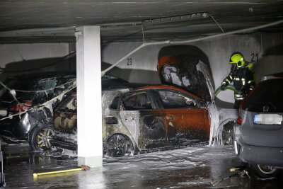 Feuerwehreinsatz in Chemnitz: Zwei Brände in unmittelbarer Nähe - Die Ursache der Feuer ist noch ungeklärt. Foto: Harry Härtel