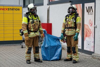 Feuerwehreinsatz in Dresden: Unbekannte Flüssigkeit verursacht Augenjucken - Die Flüssigkeit wurde untersucht und es handelte sich offenbar um einen flüssigen Kunststoff, welcher für Dachabdichtungen verwendet wird. Foto: Roland Halkasch