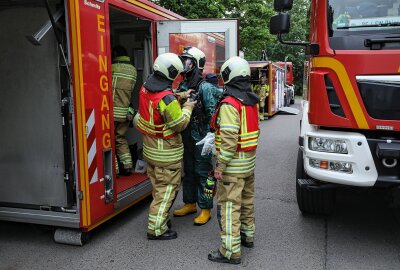 Feuerwehreinsatz in Dresden: Unbekannte Flüssigkeit verursacht Augenjucken - Die Flüssigkeit wurde untersucht und es handelte sich offenbar um einen flüssigen Kunststoff, welcher für Dachabdichtungen verwendet wird. Foto: Roland Halkasch