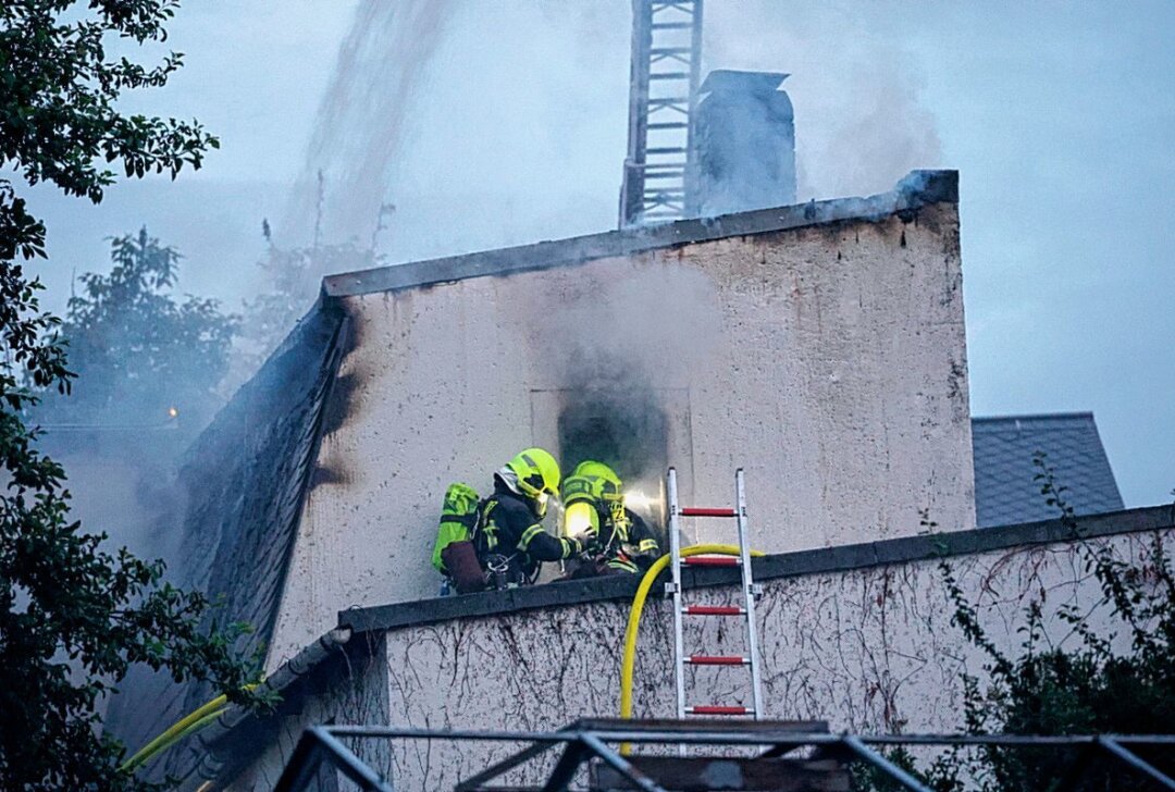 Feuerwehreinsatz in Grüna: Feuer bricht in Gebäude aus - Feuer bricht im Hintergebäude aus. Foto: Harry Härtel