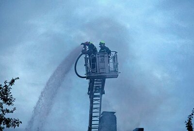 Feuerwehreinsatz in Grüna: Feuer bricht in Gebäude aus - Feuer bricht im Hintergebäude aus. Foto: Harry Härtel