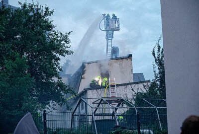 Feuerwehreinsatz in Grüna: Feuer bricht in Gebäude aus - Feuer bricht im Hintergebäude aus. Foto: Harry Härtel