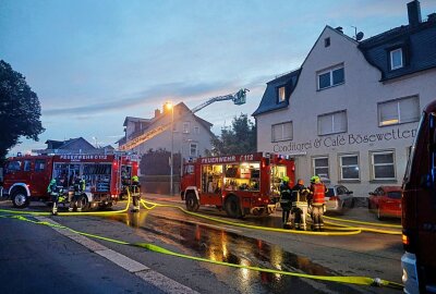 Feuerwehreinsatz in Grüna: Feuer bricht in Gebäude aus - Feuerwehr eilt nach Grüna. Foto: Harry Härtel