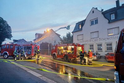 Feuerwehreinsatz in Grüna: Feuer bricht in Gebäude aus - Feuerwehr eilt nach Grüna. Foto: Harry Härtel