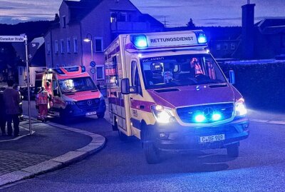 Feuerwehreinsatz in Grüna: Feuer bricht in Gebäude aus - Rettungsdienst im Einsatz. Foto: Harry Härtel