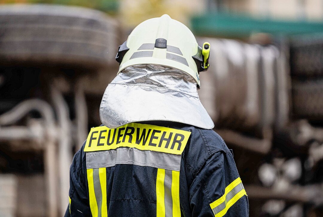 Feuerwehreinsatz in Malerbetrieb: Kühlschrank explodiert - Es kam zu keinen Verletzten. Foto: Xcitepress / Rico Loeb