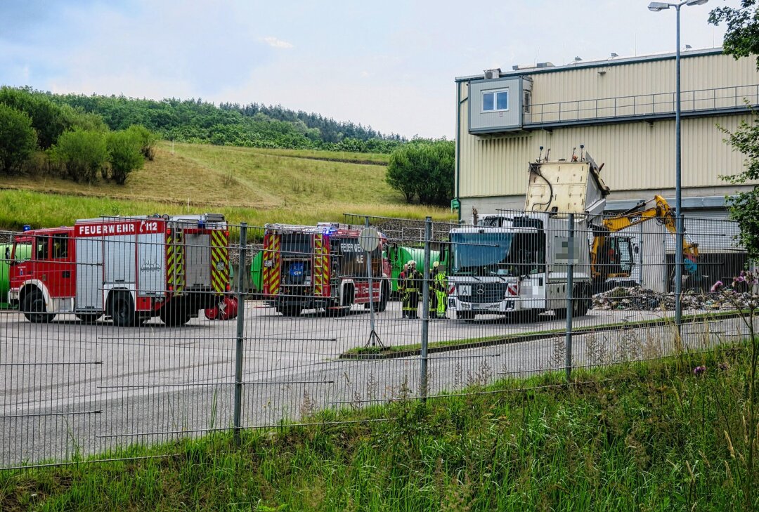 Feuerwehreinsatz: Müllbrand auf Deponie in Aue - Die Mitarbeiter löschen das Feuer rechtzeitig. Foto: Niko Mutschmann