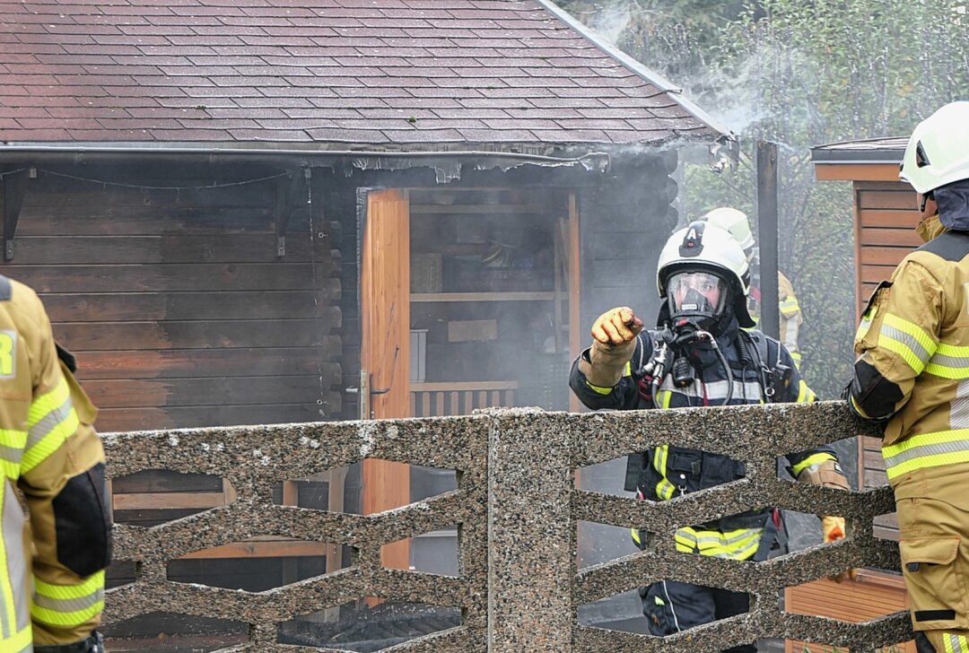 Feuerwehreinsatz nach Brand im Garten - Feuerwehreinsatz in Großsteinberg. Foto: Sören Müller