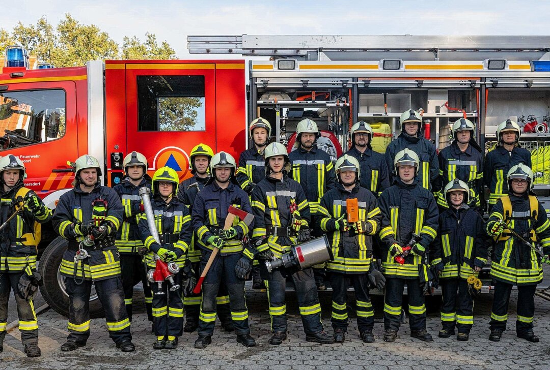 Feuerwehren im Landkreis Görlitz begrüßen 17 frisch ausgebildete Kameraden - Feuerwehren im Landkreis Görlitz begrüßen 17 frisch ausgebildete Kameraden. Foto: xcitepress/BR