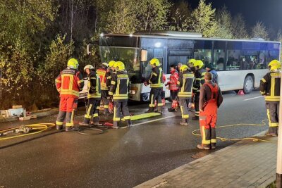 Die Feuerwehr verwendete schwere technische Geräte, um die eingeklemmten Insassen zu befreien. Foto: Daniel Unger