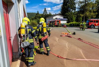 Feuerwehrübung in Eibenstock: Großbrand simuliert - Am Dienstagnachmittag haben Feuerwehren in Eibenstock den Ernstfall geübt. Foto: Niko Mutschmann