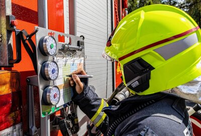 Feuerwehrübung in Eibenstock: Großbrand simuliert - Am Dienstagnachmittag haben Feuerwehren in Eibenstock den Ernstfall geübt. Foto: Niko Mutschmann