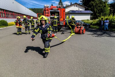 Feuerwehrübung in Eibenstock: Großbrand simuliert - Am Dienstagnachmittag haben Feuerwehren in Eibenstock den Ernstfall geübt. Foto: Niko Mutschmann