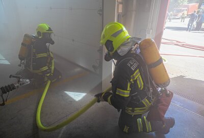 Feuerwehrübung in Eibenstock: Großbrand simuliert - Am Dienstagnachmittag haben Feuerwehren in Eibenstock den Ernstfall geübt. Foto: Niko Mutschmann