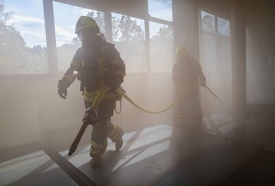 Feuerwehrübung in Eibenstock: Großbrand simuliert - Am Dienstagnachmittag haben Feuerwehren in Eibenstock den Ernstfall geübt. Foto: Niko Mutschmann