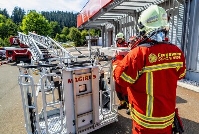 Feuerwehrübung in Eibenstock: Großbrand simuliert - Am Dienstagnachmittag haben Feuerwehren in Eibenstock den Ernstfall geübt. Foto: Niko Mutschmann