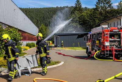 Feuerwehrübung in Eibenstock: Großbrand simuliert - Am Dienstagnachmittag haben Feuerwehren in Eibenstock den Ernstfall geübt. Foto: Niko Mutschmann