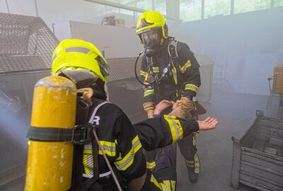 Feuerwehrübung in Eibenstock: Großbrand simuliert - Am Dienstagnachmittag haben Feuerwehren in Eibenstock den Ernstfall geübt. Foto: Niko Mutschmann