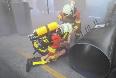 Feuerwehrübung in Eibenstock: Großbrand simuliert - Am Dienstagnachmittag haben Feuerwehren in Eibenstock den Ernstfall geübt. Foto: Niko Mutschmann