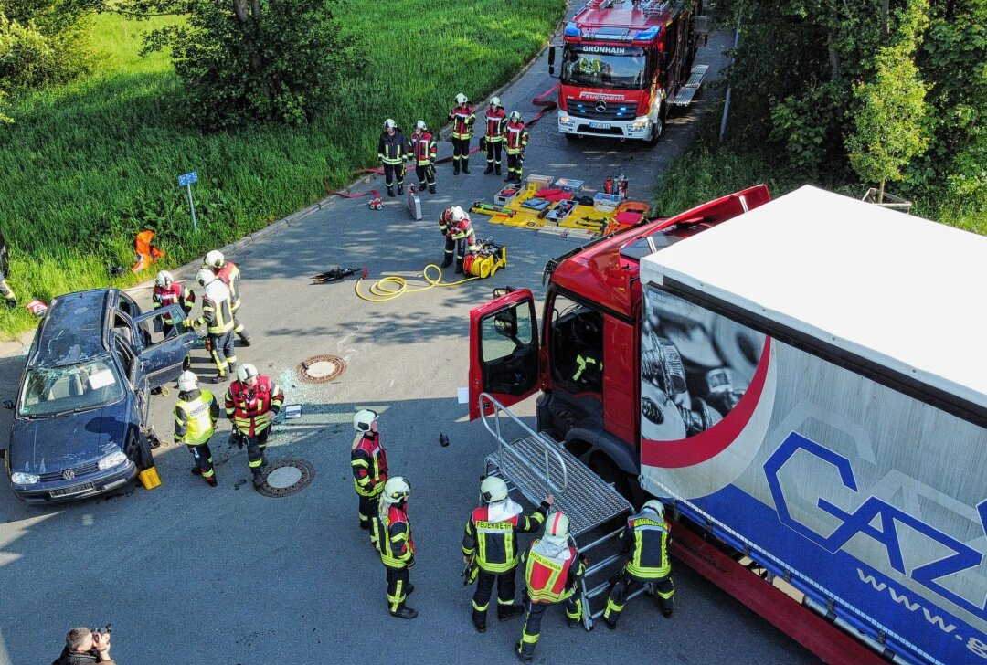 Feuerwehrübung in Grünhain: Komplexe Rettungsszenarien gemeistert - Die Feuerwehren aus Grünhain, Beierfeld und Waschleithe übten Rettungseinsätze. Foto: Niko Mutschmann