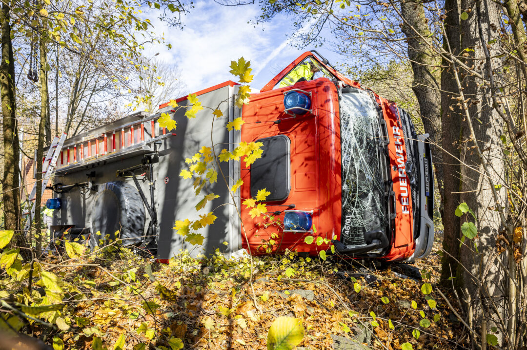 Feuerwehrwagen verunglückt in Sebnitz - Feuerwehrwagen verunglückt in Sebnitz. Foto: Marko Förster