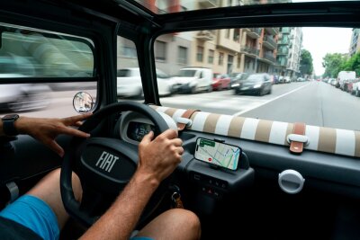 Fiat Topolino: Wenn Verzicht zum Vergnügen wird - Gut gelaunt geht's ins Großstadtgetümmel: Die Ausfahrt durch Turin bereitet dem Topolio-Tester großes Vergnügen.