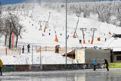 Fichtelberg lockt mit besten Wintersport-Bedingungen - Impressionen vom Fichtelberg mit Sonne satt am letzten Tag im Februar. Foto: Thomas Fritzsch/PhotoERZ