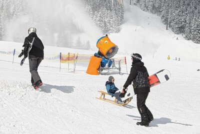 Fichtelberg lockt mit besten Wintersport-Bedingungen - Impressionen vom Fichtelberg mit Sonne satt am letzten Tag im Februar. Foto: Thomas Fritzsch/PhotoERZ