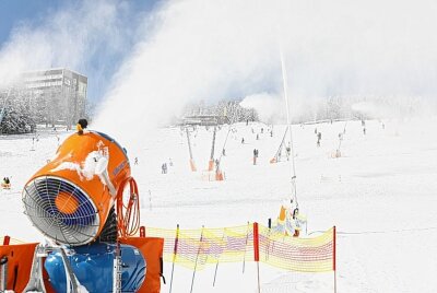 Fichtelberg lockt mit besten Wintersport-Bedingungen - Impressionen vom Fichtelberg mit Sonne satt am letzten Tag im Februar. Foto: Thomas Fritzsch/PhotoERZ